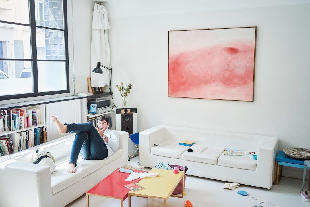 Projekt salonu w bloku: jak urządzić małą przestrzeń